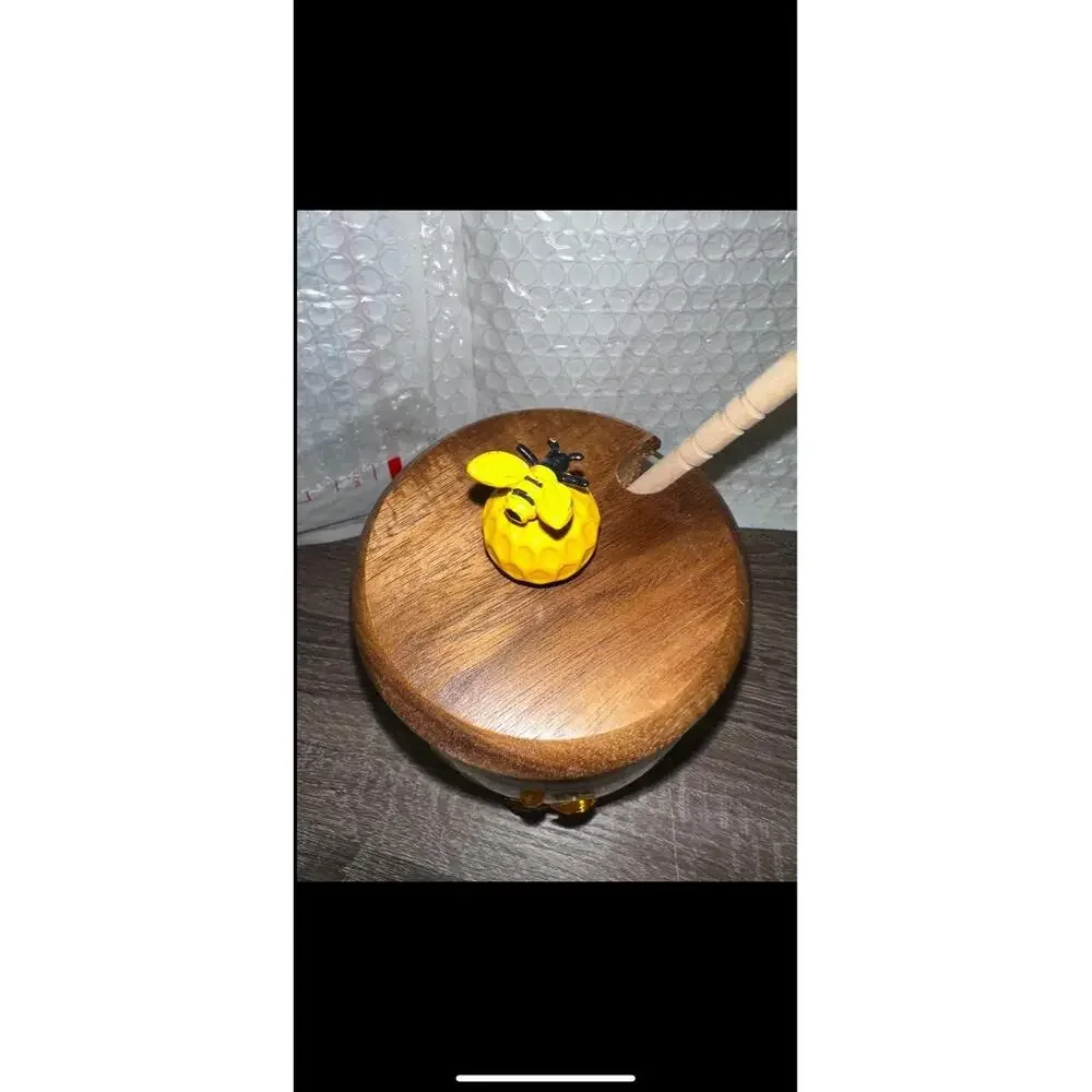 Bumblebee Glass Honey Jar with Wooden Lid and Dipper Daisy‎ 3D Honeycomb Accent